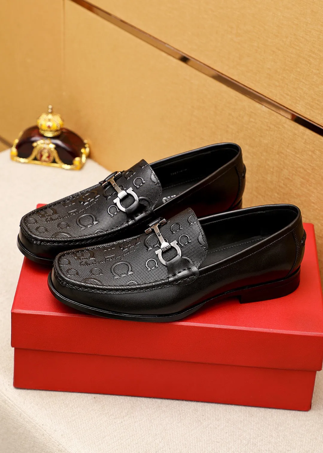Men's shoes 💰460 💐 Product trademark: Ferragamo "Ferragamo" casual leather shoes Regular size: 38-44 (45.46🉑️customized) Product materials: Selected imported first-layer calfskin embossed upper + luxury hardware buckle, imported water-dyed cow leather lining. Strong three-dimensional visual effect, original rubber outsole Color: 1⃣️color optional